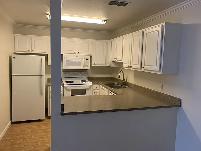Waters Edge Apartments — Photo 11