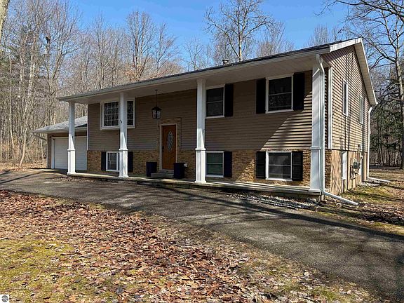 2nd image of 760 Hiawatha Dr