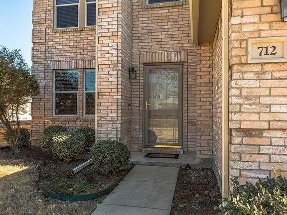 3rd image of 712 Pickwick Ln
