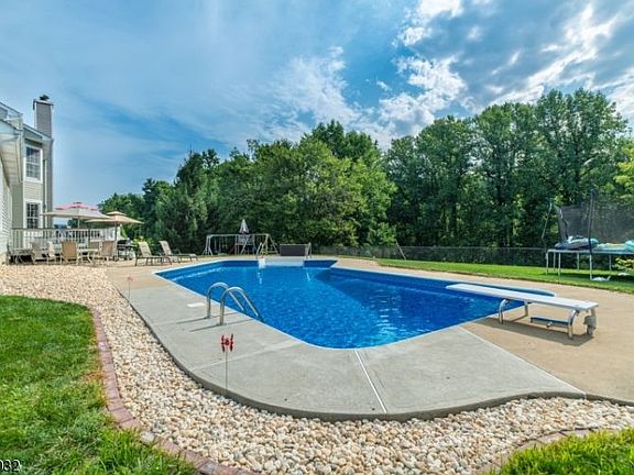 3rd image of 12 Fieldstone Dr