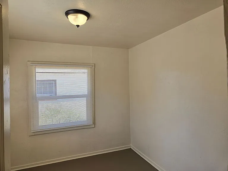 1121 Kenwood Ave — Photo 11