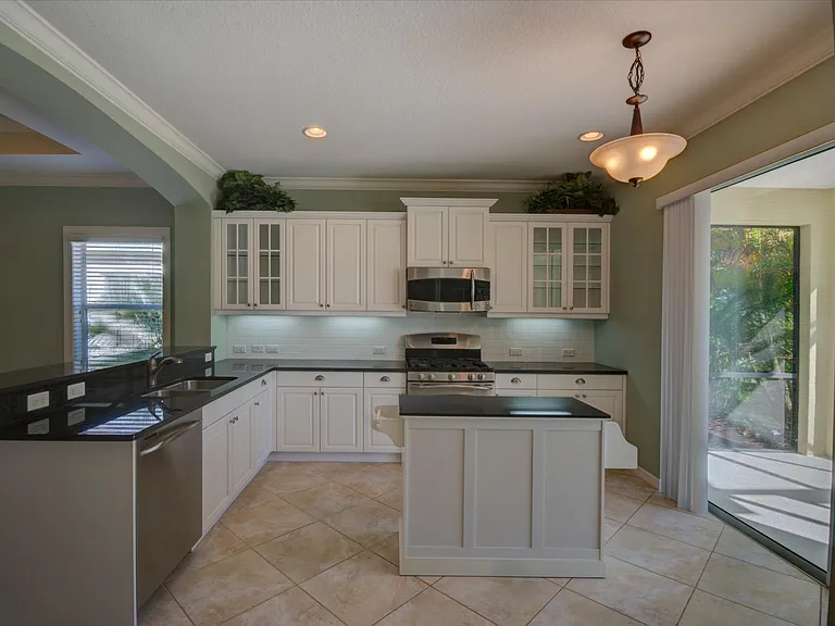4910 Newport News Cir — Photo 8