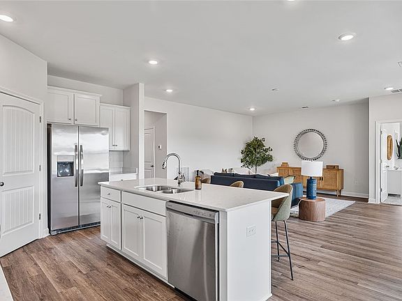 4th image of 2325 Beaver Dr
