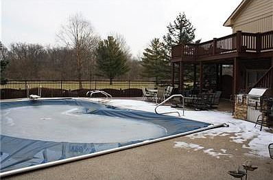 Great room w/ vaulted ceilings.