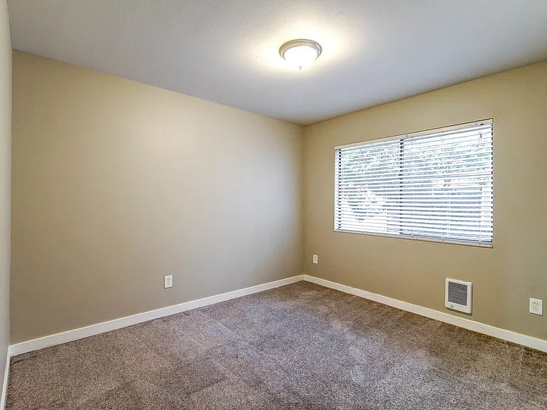 Alki 12 Apartments are located just blocks from Alki Beach. — Photo 7
