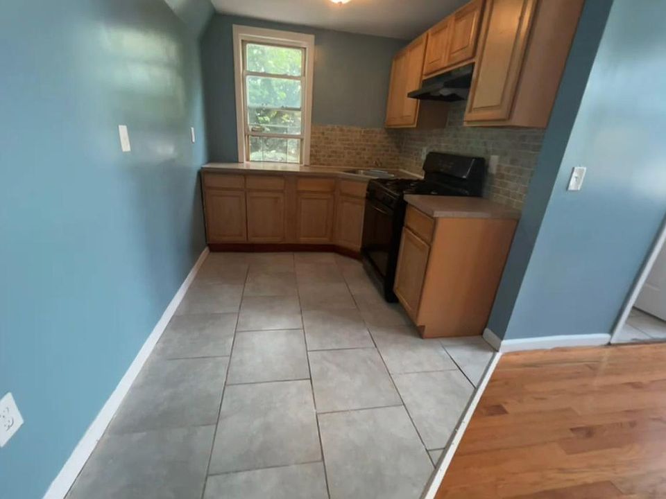 1st image of 887 S 18th St Floor 3