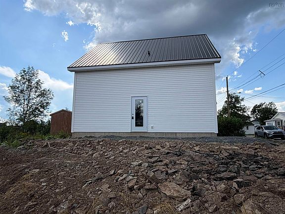 4th image of 100 Maloney St