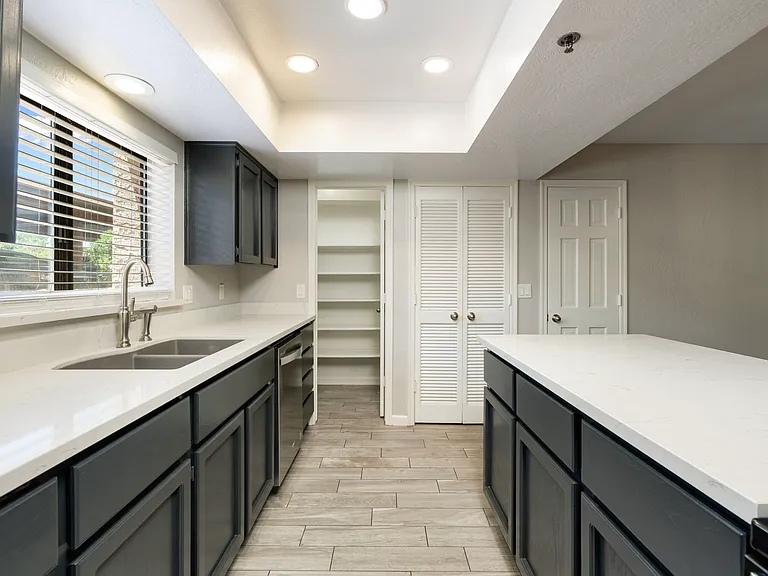 Kitchen w/ walk-in pantry