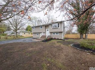 113 Willow St, Central Islip, NY 11722