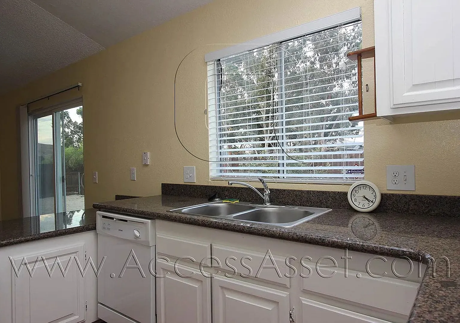 Spacious 3 Bedroom Home with Fenced Yard & Two-Car Garage in Lake Elsinore — Photo 3
