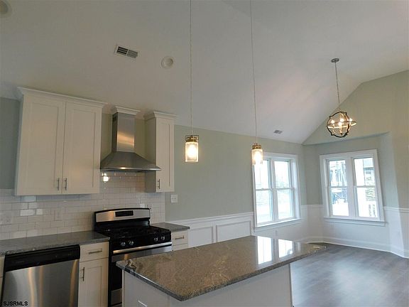 5th image of 807 2nd St #2