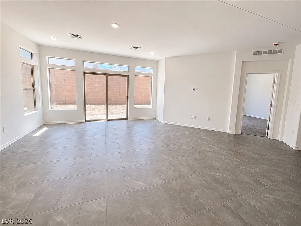 4 bed, 3.5 bath, 2988 sqft, $3,002 — Photo 3