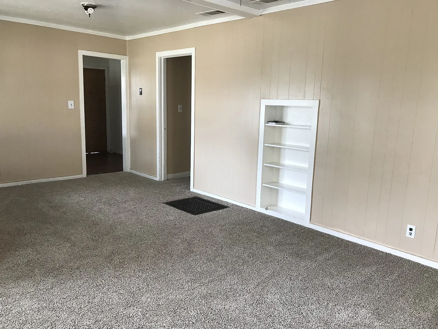 Cute Two Bedroom — Photo 3