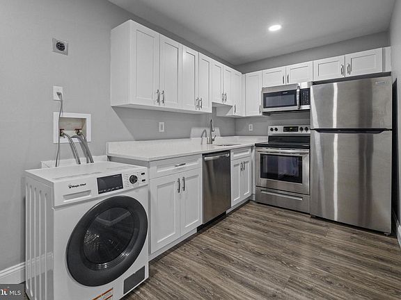 5th image of 823 Newington Ave