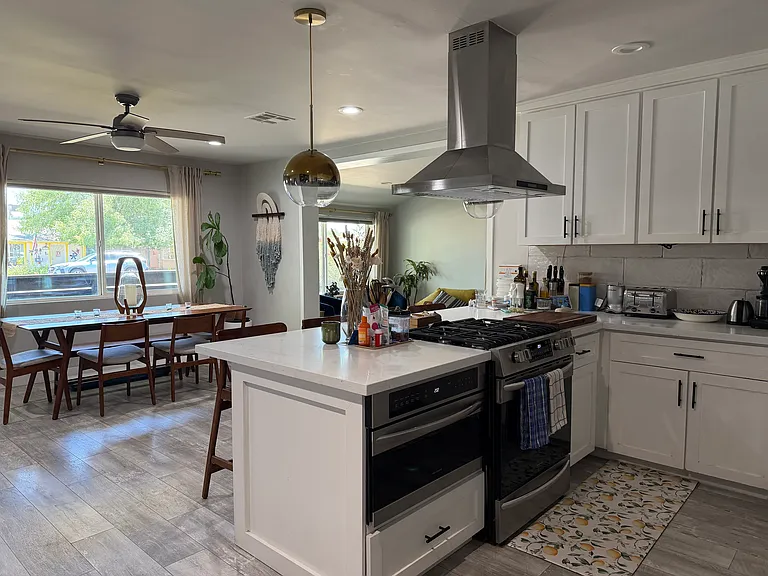 2514 E Indianola Ave — Photo 8
