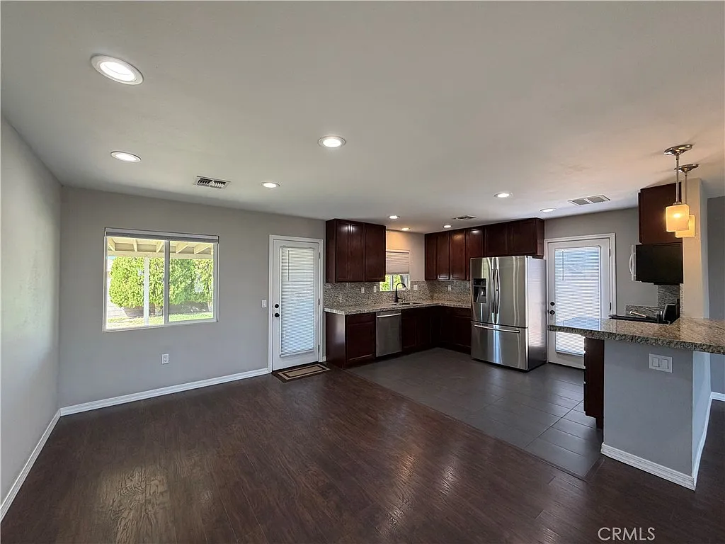 3 bed, 1372 sqft, $2,400 — Photo 3