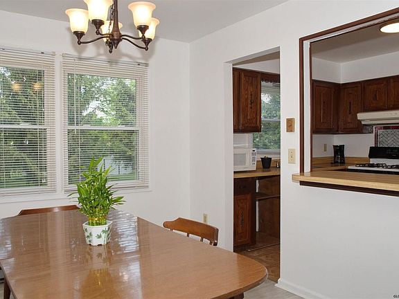 5th image of 11 Hearthwood Dr