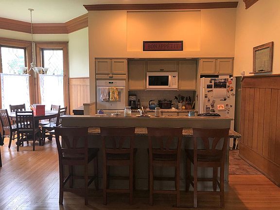 Kitchen with breakfast bar