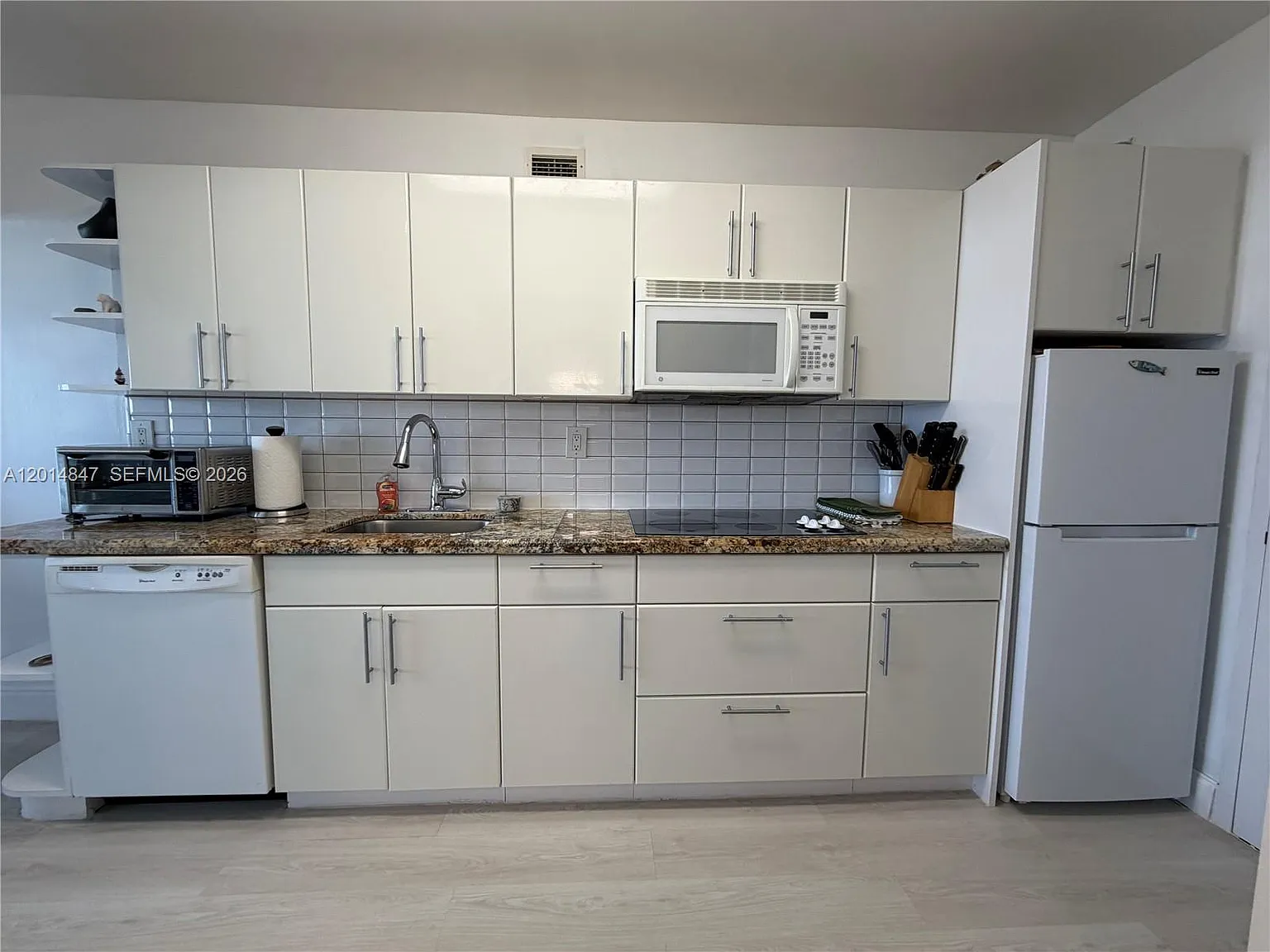 The Decoplage Condo — Photo 2
