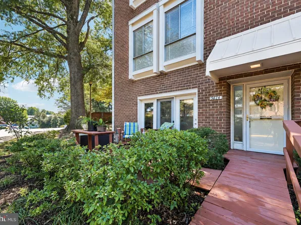 3674 Persimmon Cir, Fairfax, VA 22031