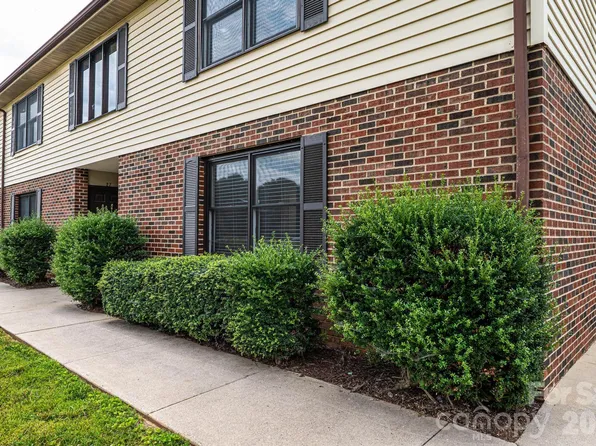 525 12th St SW APT 28, Hickory, NC 28602