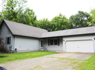 5172 N Vista Dr, Sanford, MI 48657