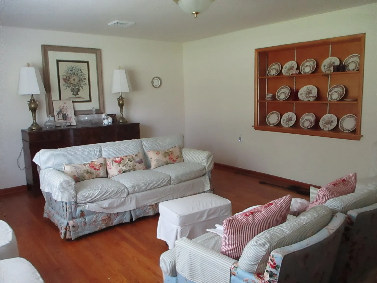 3 bed, 2800 sqft, $2,100 — Photo 2
