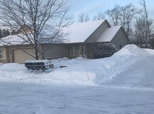 341 Oak Hill Cir, Burlington, WI 53105