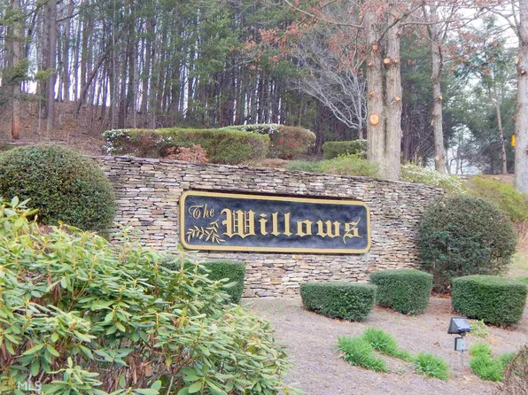 121 Willows Dr, Cleveland, GA 30528