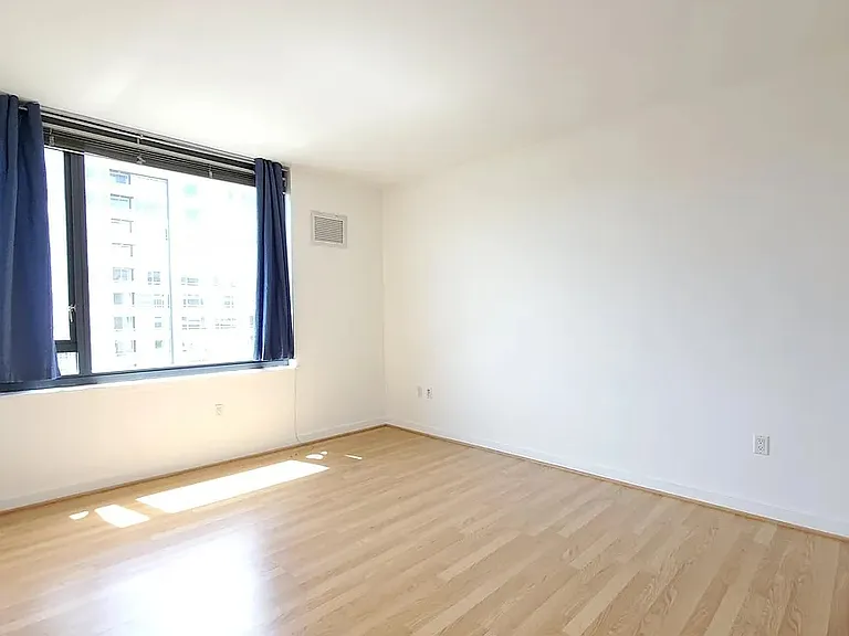 260 King St #673 — Photo 11