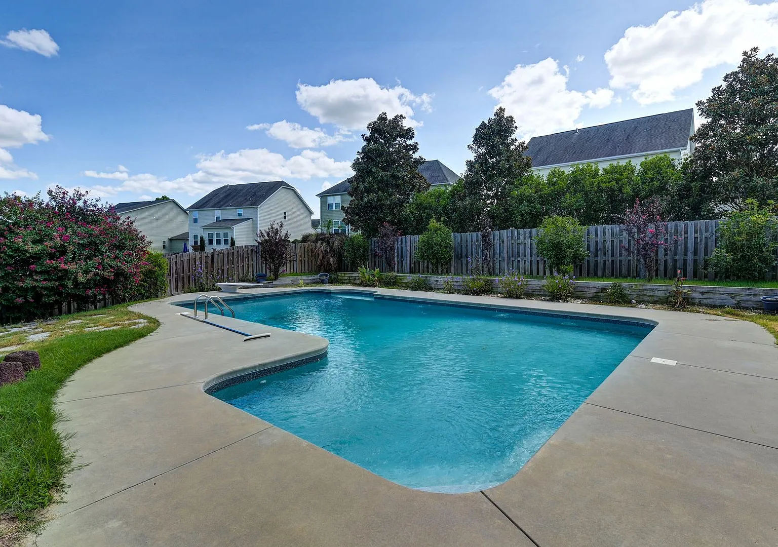 Beautiful 3-Bedroom Home with Private Pool in Barr Lake — Photo 2
