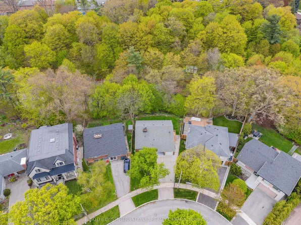 15 Saxony Cres, Toronto, ON M9P 1S2