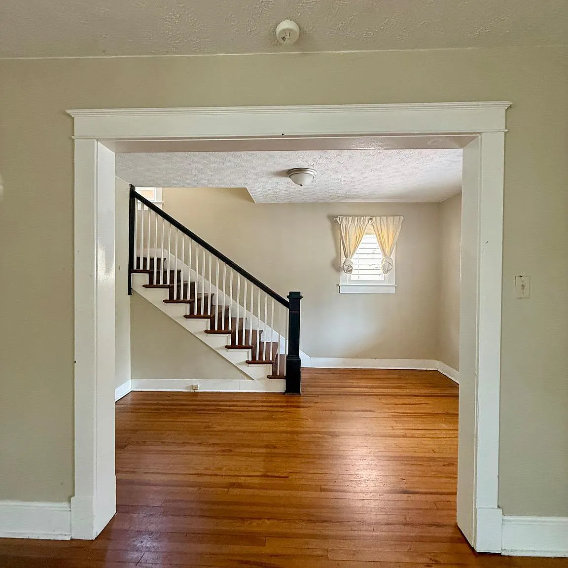 4 bed, 1.5 bath, 1800 sqft, $2,100 — Photo 3