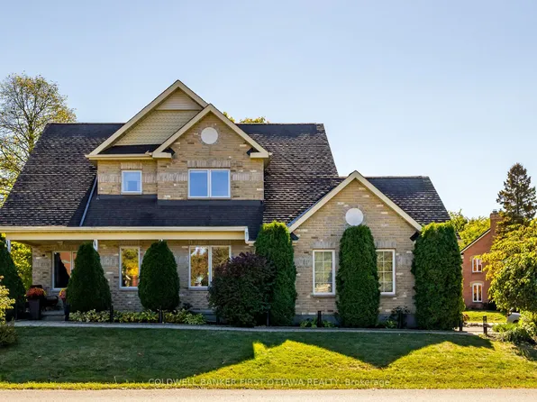 38 Hobin St, Ottawa, ON K2S 1G8