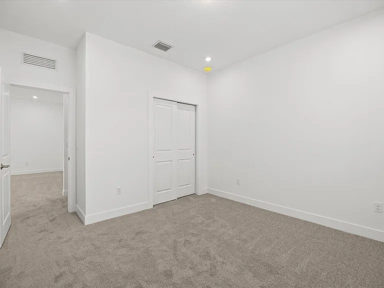 890 SW Newfield Pkwy — Photo 33