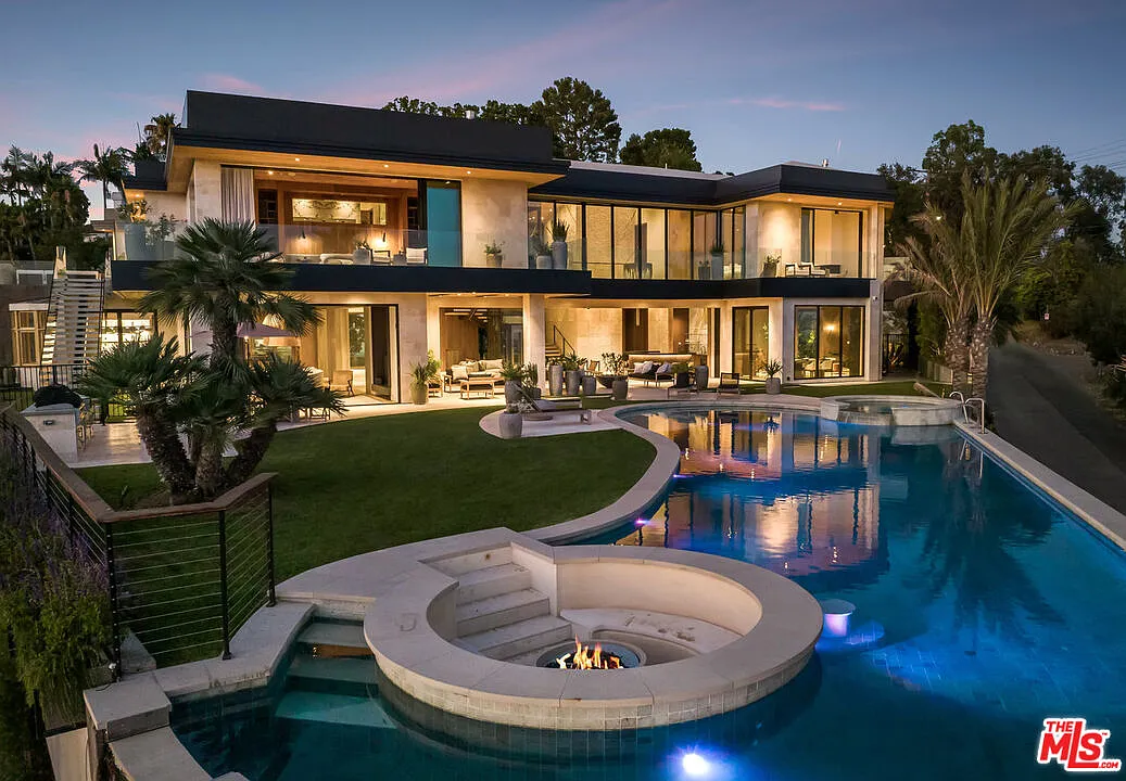 7 bed, 11.0 bath, 19000 sqft, $170,000 — Photo 1