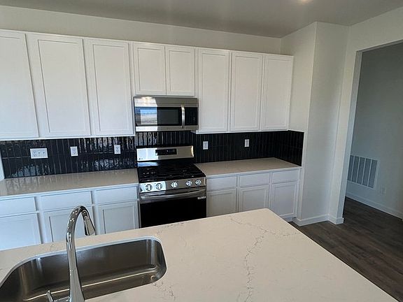 5th image of 220 Dawn Dr