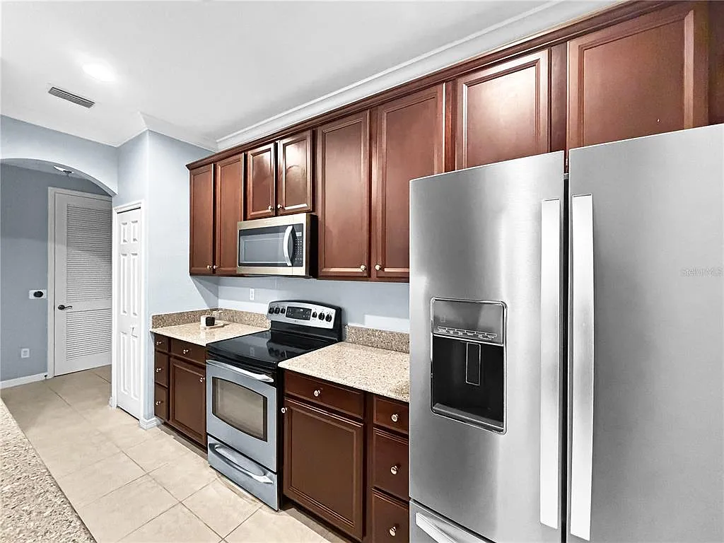 3 bed, 2.0 bath, 1332 sqft, $2,550 — Photo 2
