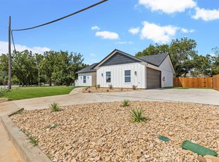 930 Country Club Rd, Cleburne, TX 76033