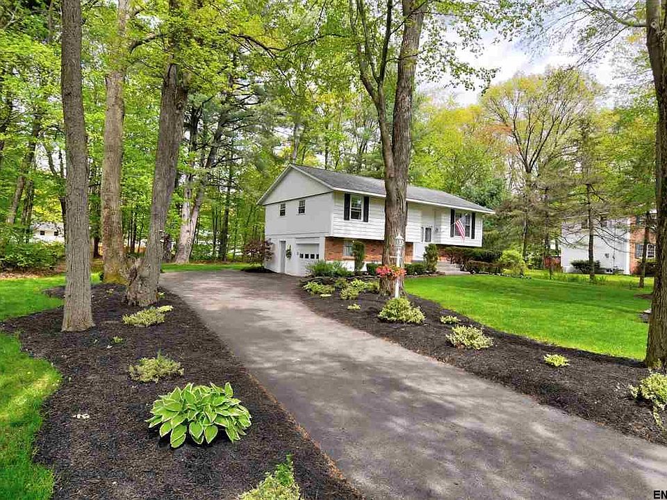 1st image of 8 Lilac Ct