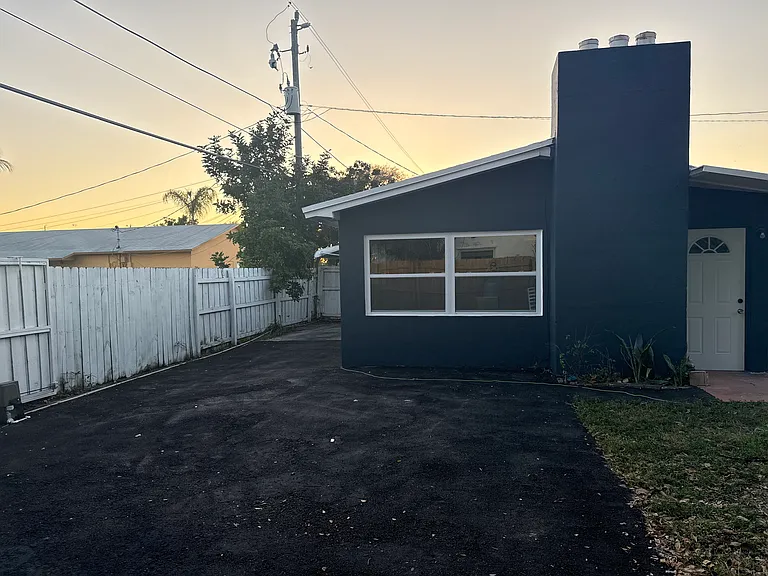 249 SW 12th St — Photo 9