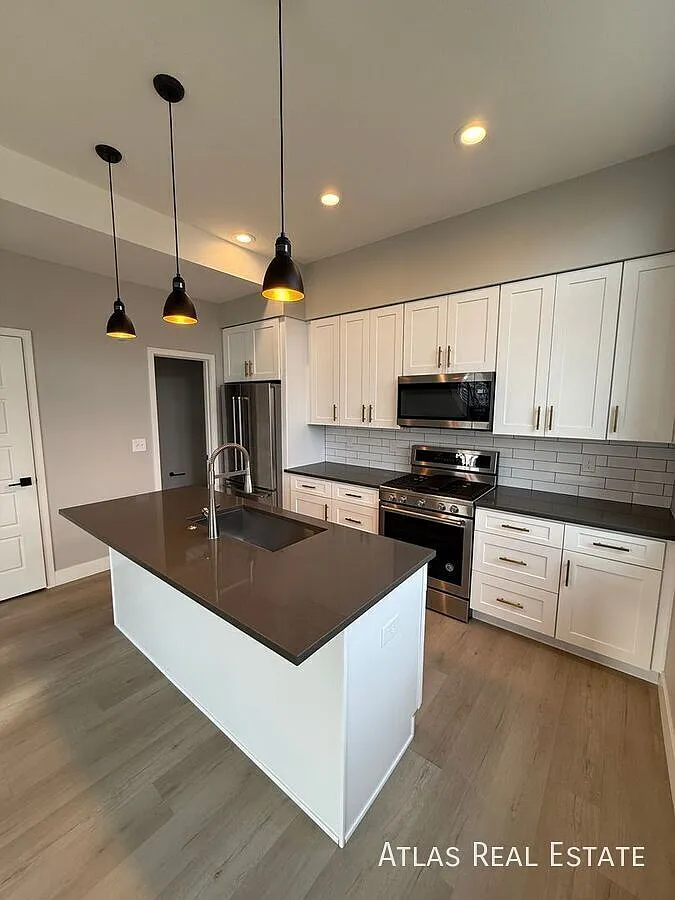 Coming Soon Modern 2 Bedroom Townhome With Rooftop Mountain Views In The Heart Of Englewood — Photo 2