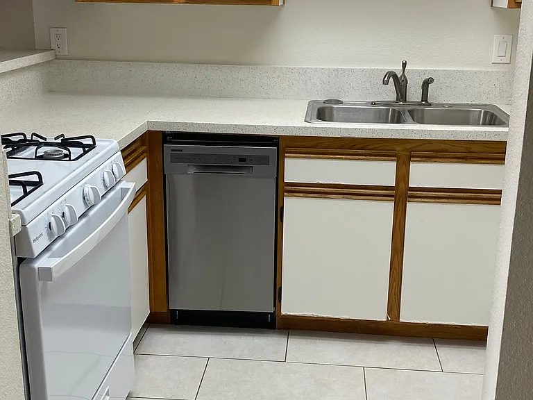 555 Redondo Ave — Photo 5