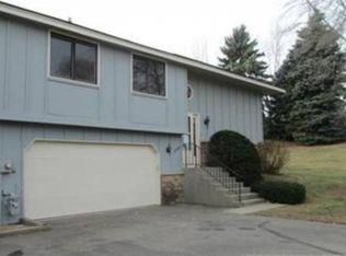 1044 Pontiac Ln, Chanhassen, MN 55317