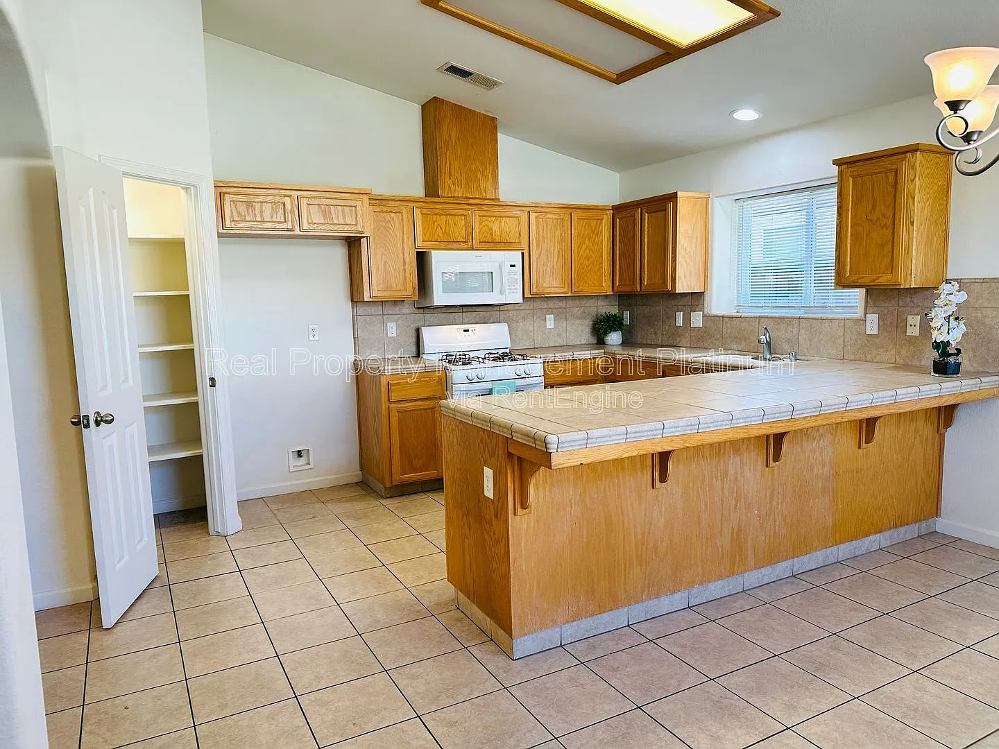 3 bed, 2.0 bath, 1646 sqft, $2,050 — Photo 2