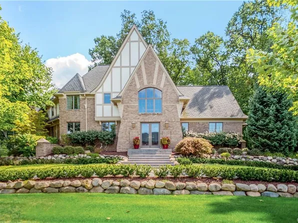 6000 Pinemont Dr, Brighton, MI 48116