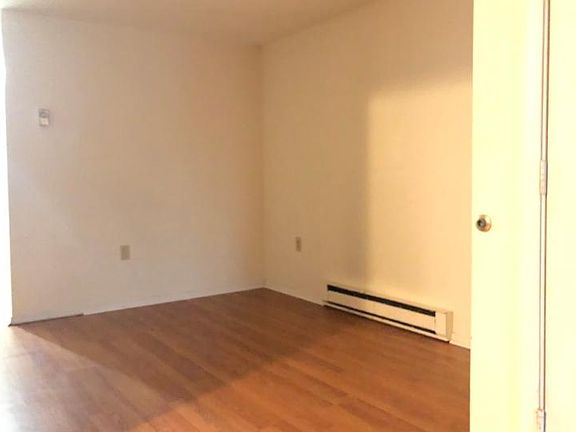 3rd image of 405 Whiton St