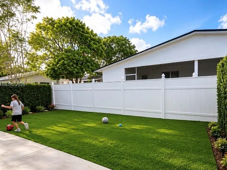 953 SW 16th St — Photo 3