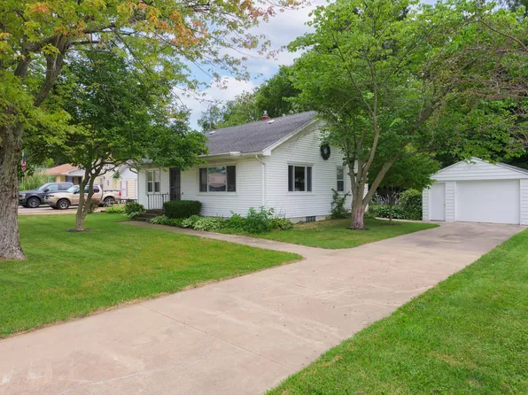 504 N Maple St, Fennville, MI 49408