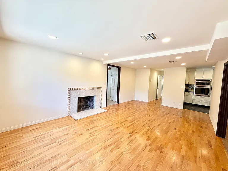 3774 La Crescenta Ave — Photo 8